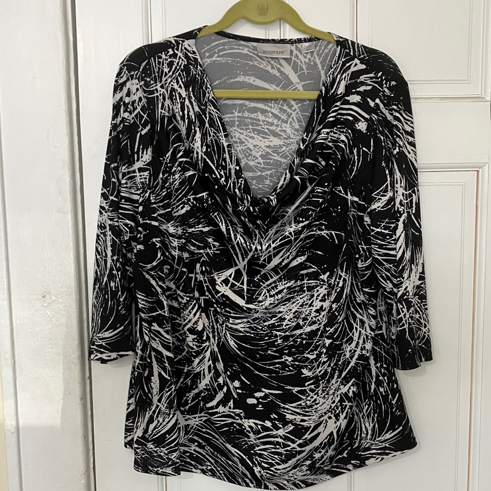 Abstract Design Avenue Black and White Patterned Blouse / 3/4 Sleeves